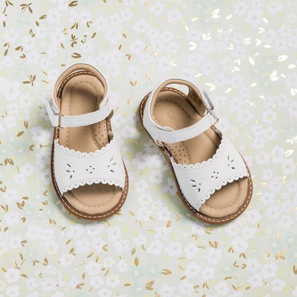 Sandal w/scallop  white niña